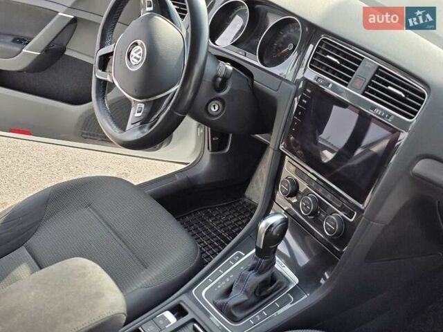 Белый Фольксваген e-Golf, объемом двигателя 0 л и пробегом 96 тыс. км за 14441 $, фото 15 на Automoto.ua