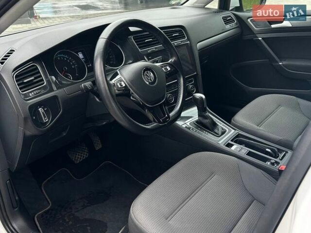 Белый Фольксваген e-Golf, объемом двигателя 0 л и пробегом 67 тыс. км за 13900 $, фото 14 на Automoto.ua