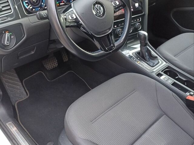 Белый Фольксваген e-Golf, объемом двигателя 0 л и пробегом 82 тыс. км за 14700 $, фото 14 на Automoto.ua