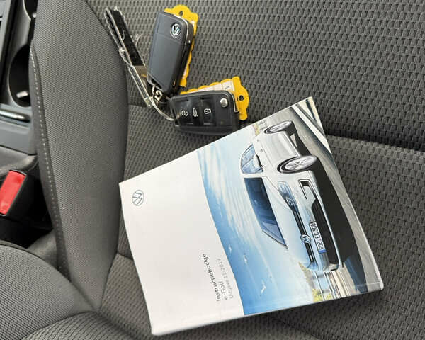 Белый Фольксваген e-Golf, объемом двигателя 0 л и пробегом 137 тыс. км за 13800 $, фото 23 на Automoto.ua