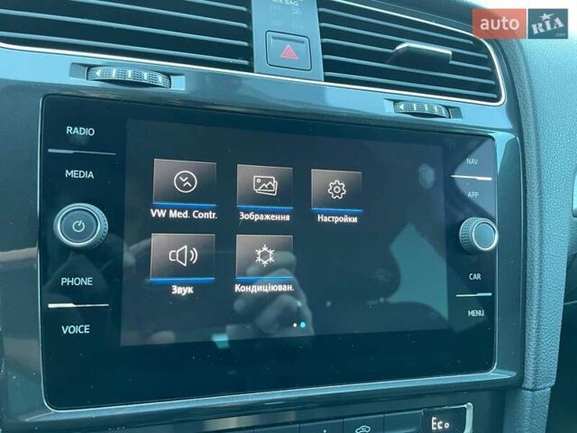 Белый Фольксваген e-Golf, объемом двигателя 0 л и пробегом 124 тыс. км за 13490 $, фото 36 на Automoto.ua