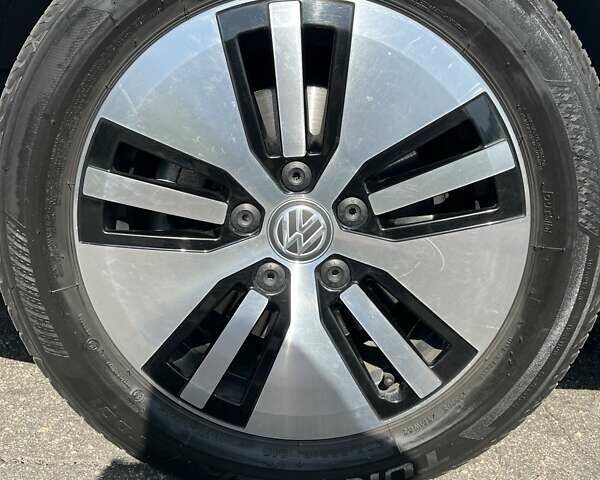 Белый Фольксваген e-Golf, объемом двигателя 0 л и пробегом 44 тыс. км за 16800 $, фото 21 на Automoto.ua