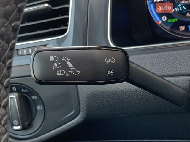Белый Фольксваген e-Golf, объемом двигателя 0 л и пробегом 73 тыс. км за 13955 $, фото 44 на Automoto.ua