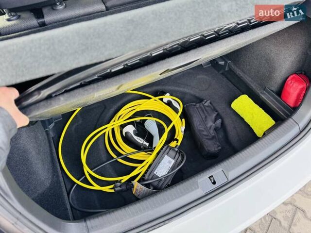 Белый Фольксваген e-Golf, объемом двигателя 0 л и пробегом 87 тыс. км за 12999 $, фото 27 на Automoto.ua
