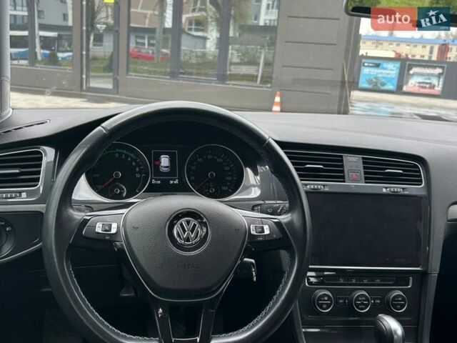 Белый Фольксваген e-Golf, объемом двигателя 0 л и пробегом 67 тыс. км за 13900 $, фото 15 на Automoto.ua