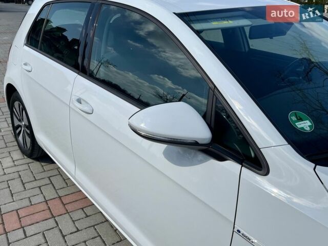 Белый Фольксваген e-Golf, объемом двигателя 0 л и пробегом 63 тыс. км за 13499 $, фото 47 на Automoto.ua