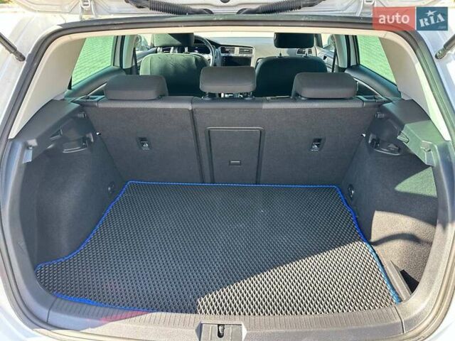 Белый Фольксваген e-Golf, объемом двигателя 0 л и пробегом 40 тыс. км за 19200 $, фото 17 на Automoto.ua