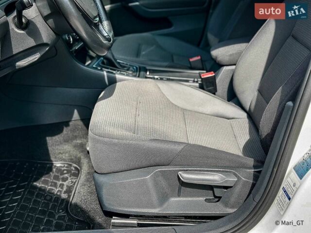 Белый Фольксваген e-Golf, объемом двигателя 0 л и пробегом 132 тыс. км за 13900 $, фото 10 на Automoto.ua