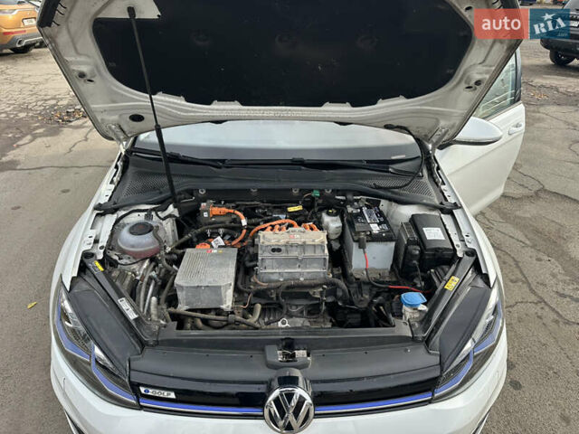 Белый Фольксваген e-Golf, объемом двигателя 0 л и пробегом 98 тыс. км за 16450 $, фото 31 на Automoto.ua