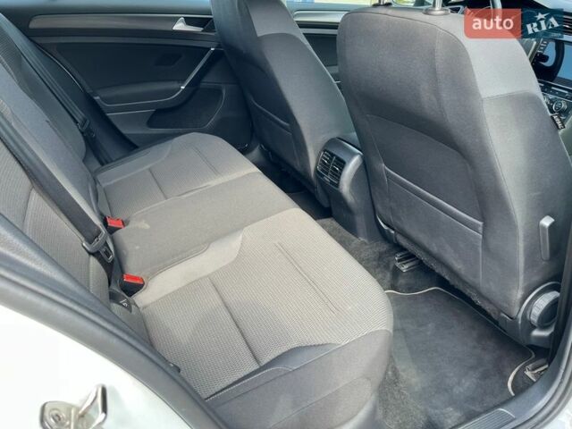 Белый Фольксваген e-Golf, объемом двигателя 0 л и пробегом 63 тыс. км за 13499 $, фото 103 на Automoto.ua