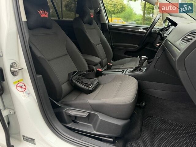 Белый Фольксваген e-Golf, объемом двигателя 0 л и пробегом 20 тыс. км за 16900 $, фото 20 на Automoto.ua
