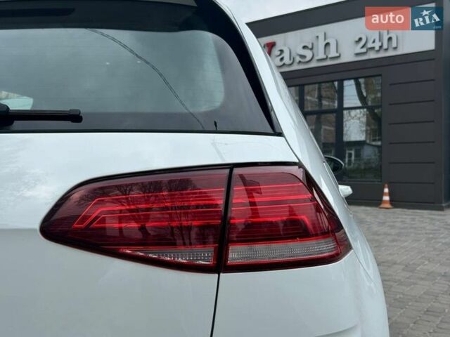 Белый Фольксваген e-Golf, объемом двигателя 0 л и пробегом 67 тыс. км за 13900 $, фото 9 на Automoto.ua