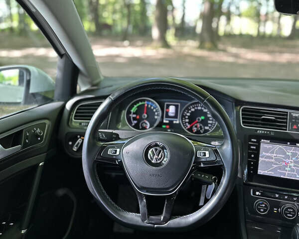 Белый Фольксваген e-Golf, объемом двигателя 0 л и пробегом 46 тыс. км за 15900 $, фото 29 на Automoto.ua