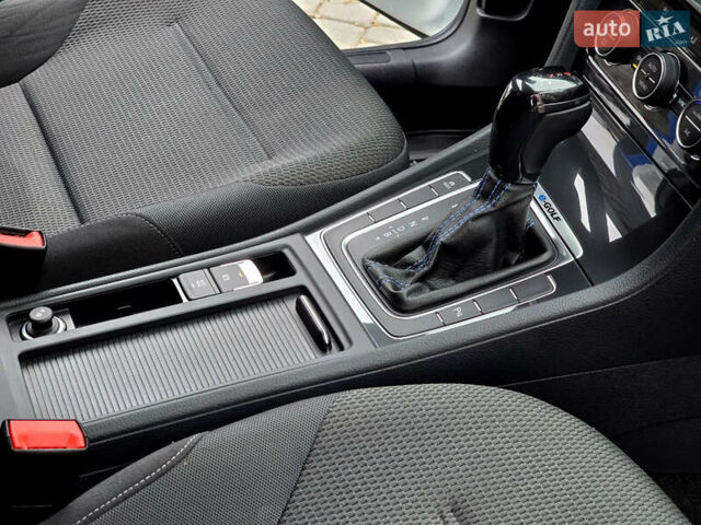 Белый Фольксваген e-Golf, объемом двигателя 0 л и пробегом 68 тыс. км за 14700 $, фото 53 на Automoto.ua