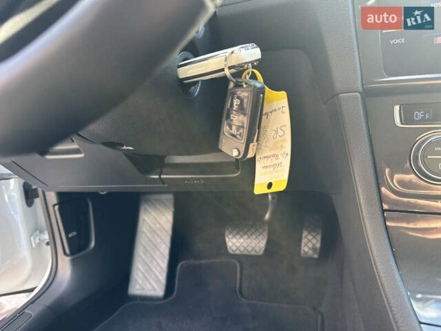 Белый Фольксваген e-Golf, объемом двигателя 0 л и пробегом 70 тыс. км за 13700 $, фото 20 на Automoto.ua