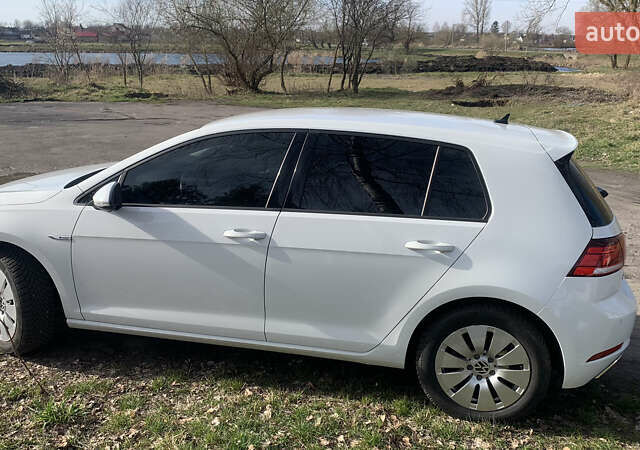 Белый Фольксваген e-Golf, объемом двигателя 0 л и пробегом 37 тыс. км за 15700 $, фото 24 на Automoto.ua