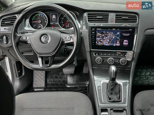 Белый Фольксваген e-Golf, объемом двигателя 0 л и пробегом 132 тыс. км за 13900 $, фото 13 на Automoto.ua
