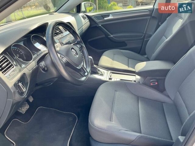 Белый Фольксваген e-Golf, объемом двигателя 0 л и пробегом 63 тыс. км за 13499 $, фото 75 на Automoto.ua