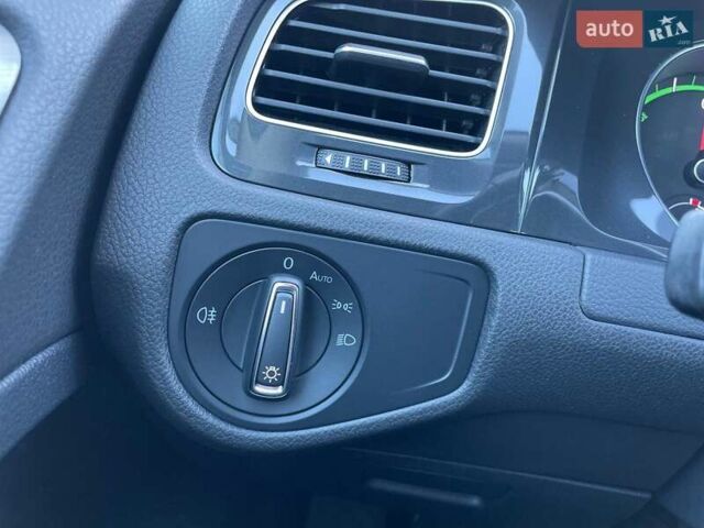 Белый Фольксваген e-Golf, объемом двигателя 0 л и пробегом 124 тыс. км за 13490 $, фото 32 на Automoto.ua
