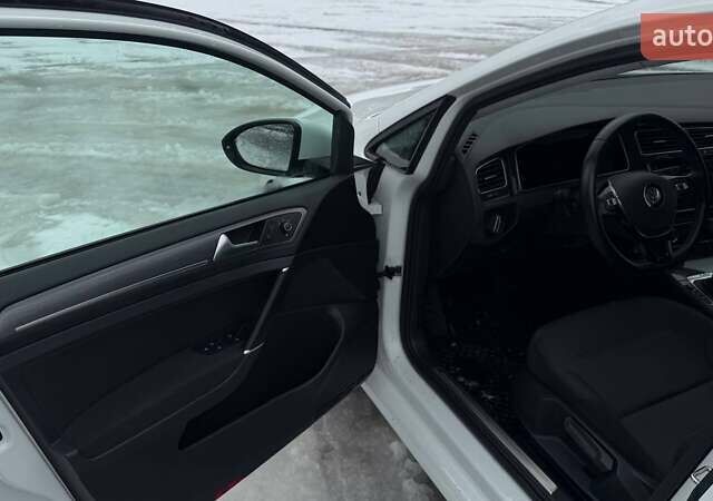 Белый Фольксваген e-Golf, объемом двигателя 0 л и пробегом 39 тыс. км за 16800 $, фото 7 на Automoto.ua