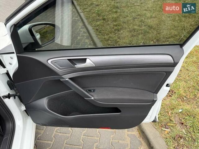 Белый Фольксваген e-Golf, объемом двигателя 0 л и пробегом 57 тыс. км за 15500 $, фото 3 на Automoto.ua