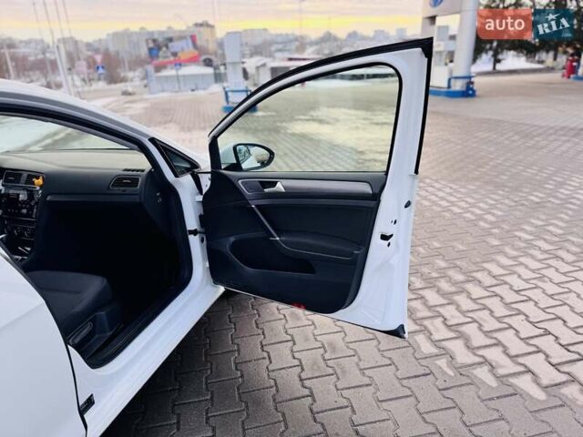 Белый Фольксваген e-Golf, объемом двигателя 0 л и пробегом 87 тыс. км за 12999 $, фото 25 на Automoto.ua