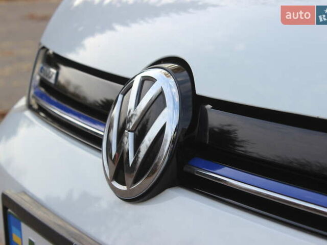 Белый Фольксваген e-Golf, объемом двигателя 0 л и пробегом 69 тыс. км за 13999 $, фото 13 на Automoto.ua