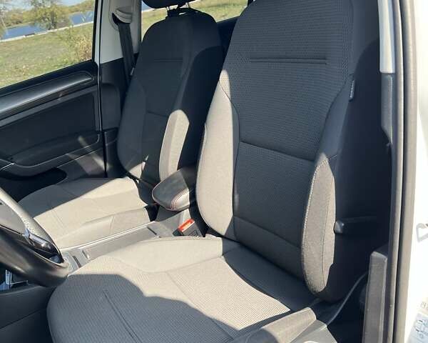 Белый Фольксваген e-Golf, объемом двигателя 0 л и пробегом 44 тыс. км за 16800 $, фото 18 на Automoto.ua