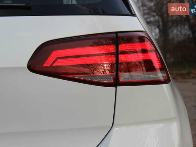 Белый Фольксваген e-Golf, объемом двигателя 0 л и пробегом 69 тыс. км за 13999 $, фото 19 на Automoto.ua
