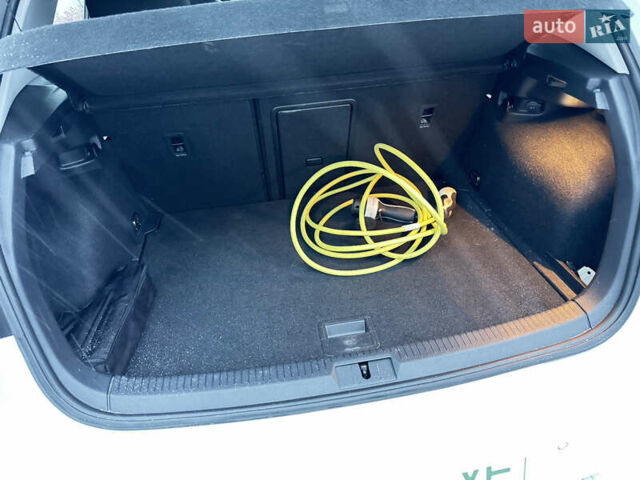 Белый Фольксваген e-Golf, объемом двигателя 0 л и пробегом 24 тыс. км за 15800 $, фото 9 на Automoto.ua