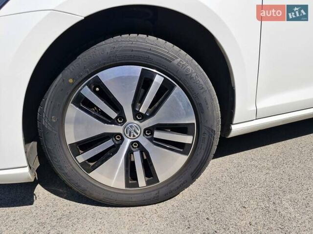 Белый Фольксваген e-Golf, объемом двигателя 0 л и пробегом 70 тыс. км за 14500 $, фото 15 на Automoto.ua