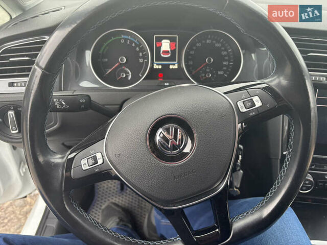 Белый Фольксваген e-Golf, объемом двигателя 0 л и пробегом 67 тыс. км за 16000 $, фото 6 на Automoto.ua