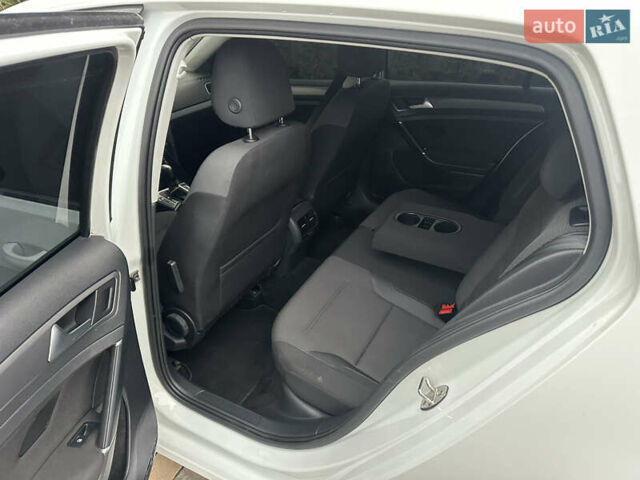 Белый Фольксваген e-Golf, объемом двигателя 0 л и пробегом 70 тыс. км за 13700 $, фото 22 на Automoto.ua