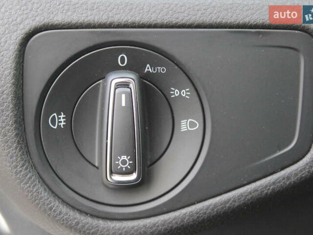 Белый Фольксваген e-Golf, объемом двигателя 0 л и пробегом 69 тыс. км за 13999 $, фото 32 на Automoto.ua