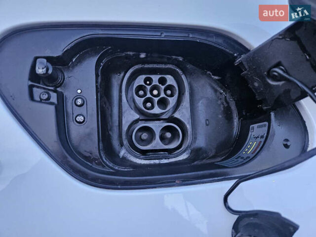 Белый Фольксваген e-Golf, объемом двигателя 0 л и пробегом 115 тыс. км за 14900 $, фото 13 на Automoto.ua