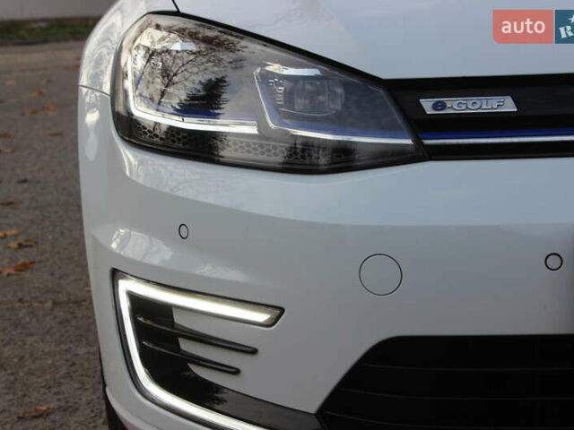 Белый Фольксваген e-Golf, объемом двигателя 0 л и пробегом 69 тыс. км за 13999 $, фото 20 на Automoto.ua