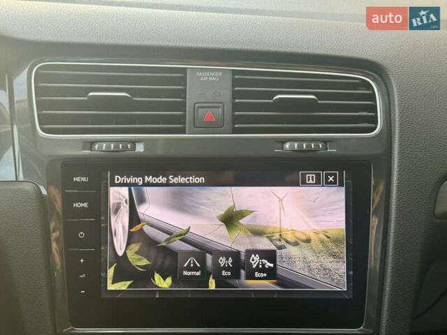 Бежевый Фольксваген e-Golf, объемом двигателя 0 л и пробегом 54 тыс. км за 14300 $, фото 48 на Automoto.ua