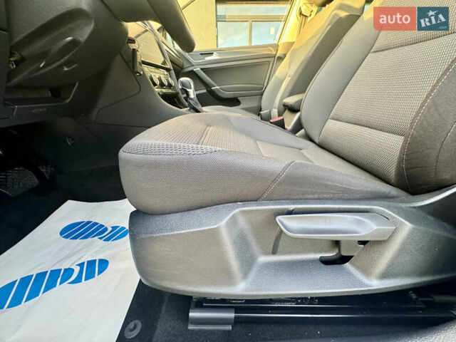 Бежевый Фольксваген e-Golf, объемом двигателя 0 л и пробегом 54 тыс. км за 14300 $, фото 38 на Automoto.ua