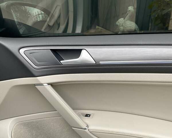 Бежевий Фольксваген e-Golf, об'ємом двигуна 0 л та пробігом 106 тис. км за 14800 $, фото 17 на Automoto.ua