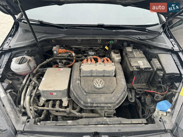 Черный Фольксваген e-Golf, объемом двигателя 0 л и пробегом 136 тыс. км за 9299 $, фото 75 на Automoto.ua