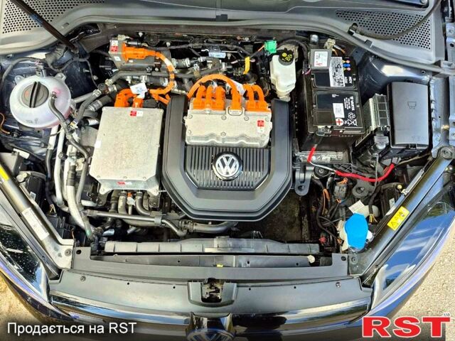 Черный Фольксваген e-Golf, объемом двигателя 85 л и пробегом 124 тыс. км за 10800 $, фото 5 на Automoto.ua