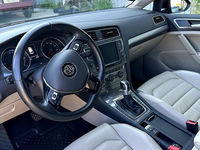 Черный Фольксваген e-Golf, объемом двигателя 0 л и пробегом 90 тыс. км за 10900 $, фото 4 на Automoto.ua