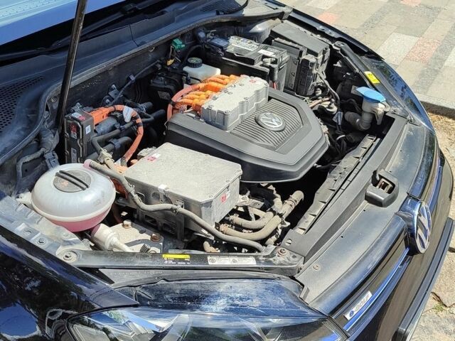 Черный Фольксваген e-Golf, объемом двигателя 0 л и пробегом 153 тыс. км за 8200 $, фото 5 на Automoto.ua