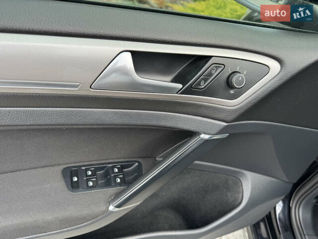 Чорний Фольксваген e-Golf, об'ємом двигуна 0 л та пробігом 129 тис. км за 8999 $, фото 40 на Automoto.ua