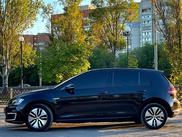 Черный Фольксваген e-Golf, объемом двигателя 0 л и пробегом 185 тыс. км за 10000 $, фото 2 на Automoto.ua