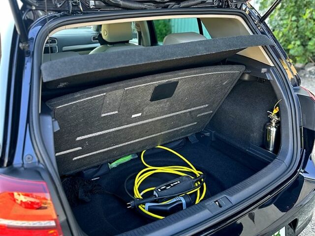 Черный Фольксваген e-Golf, объемом двигателя 0 л и пробегом 90 тыс. км за 10900 $, фото 6 на Automoto.ua