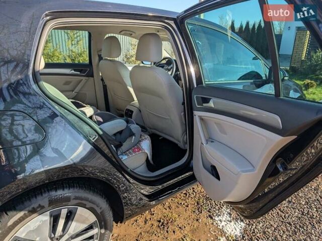 Черный Фольксваген e-Golf, объемом двигателя 0 л и пробегом 53 тыс. км за 10299 $, фото 4 на Automoto.ua