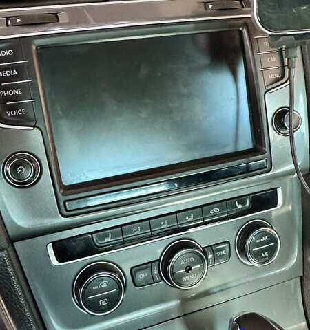 Черный Фольксваген e-Golf, объемом двигателя 0 л и пробегом 125 тыс. км за 9700 $, фото 9 на Automoto.ua