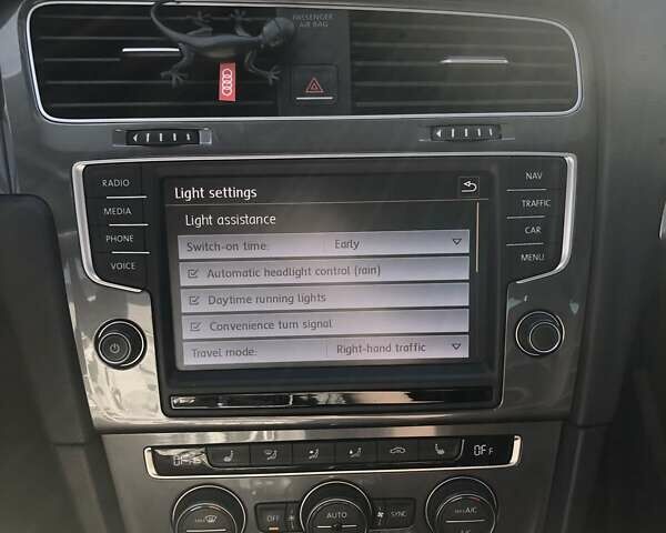 Черный Фольксваген e-Golf, объемом двигателя 0 л и пробегом 108 тыс. км за 10100 $, фото 50 на Automoto.ua
