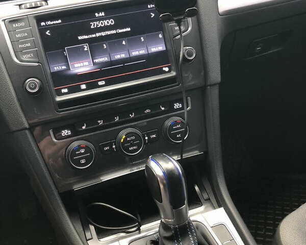 Черный Фольксваген e-Golf, объемом двигателя 0 л и пробегом 115 тыс. км за 11500 $, фото 10 на Automoto.ua